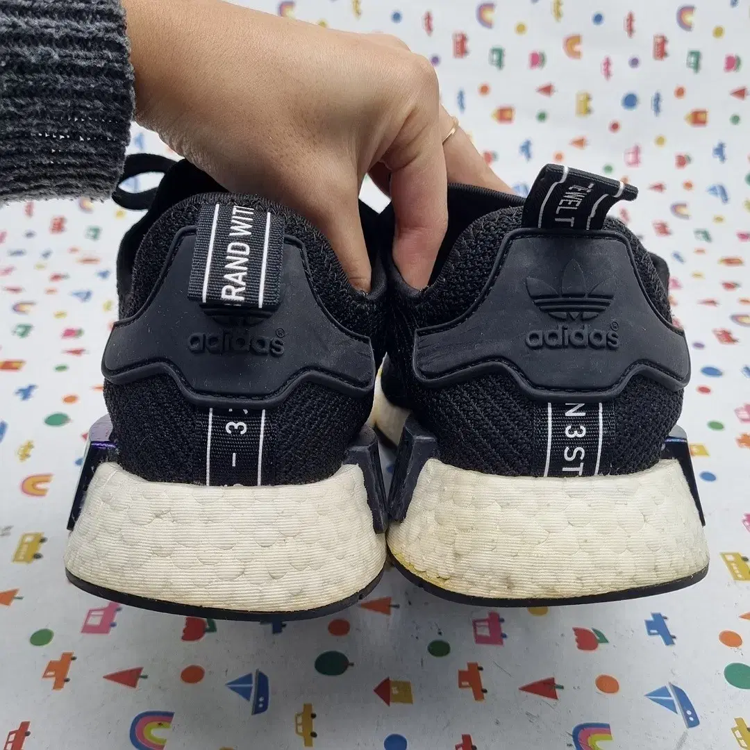 아디다스 nmd r1 운동화250_