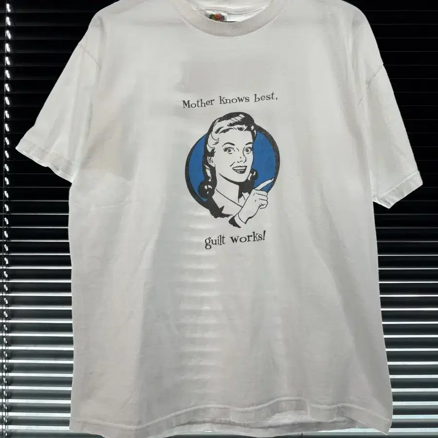 Vintage 00s Mother Knows Best Art Tee