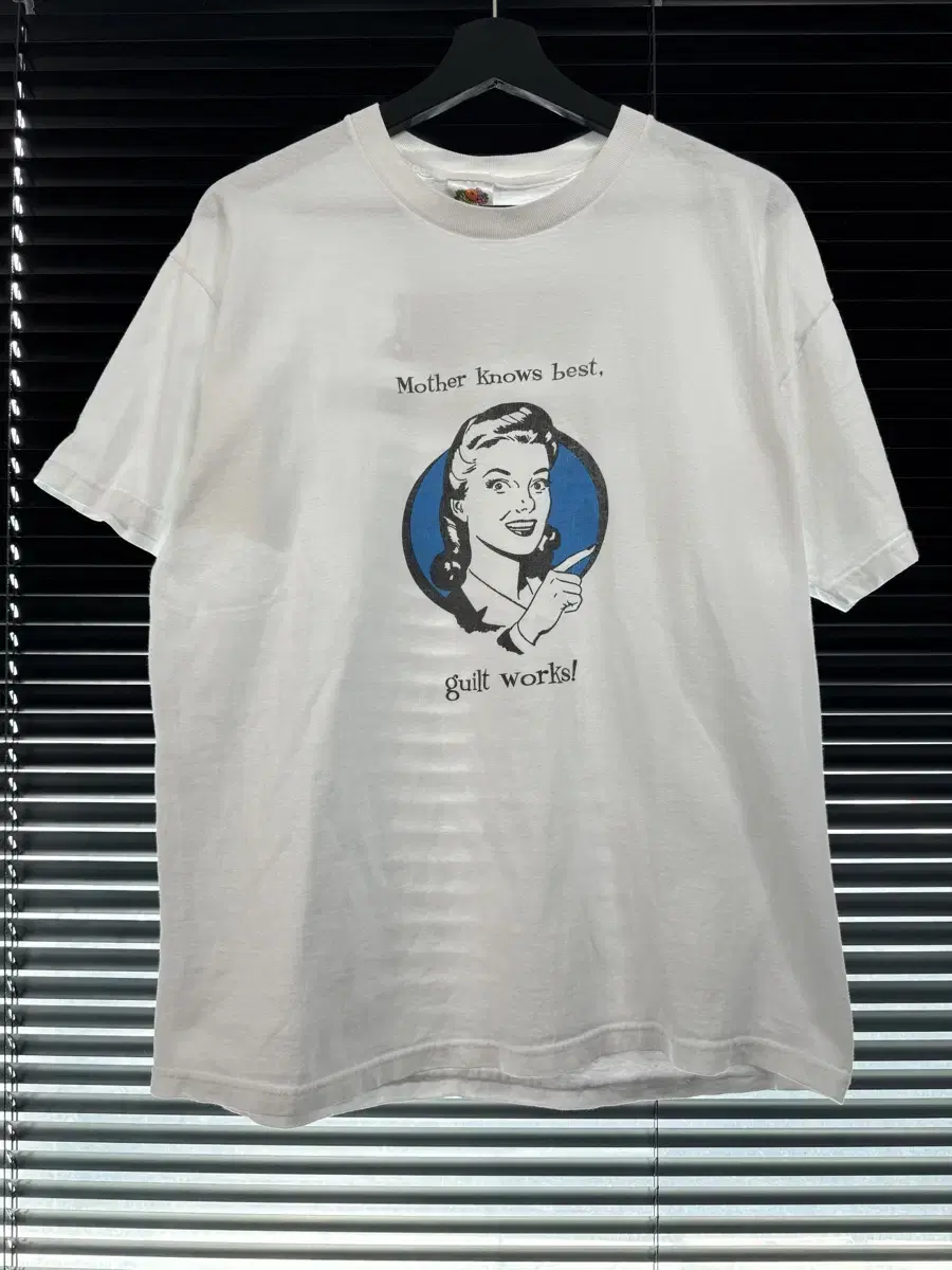 Vintage 00s Mother Knows Best Art Tee