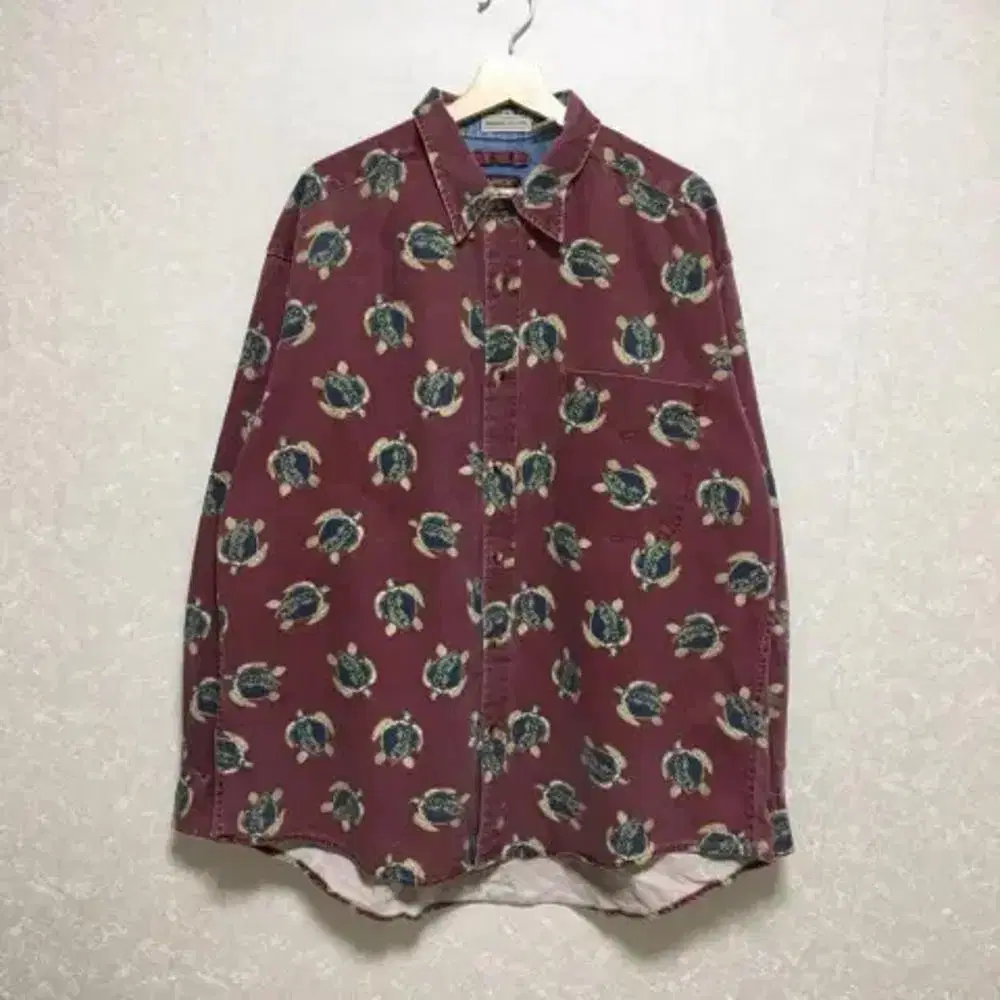 XL Vintage Patterned Shirt. (c547)