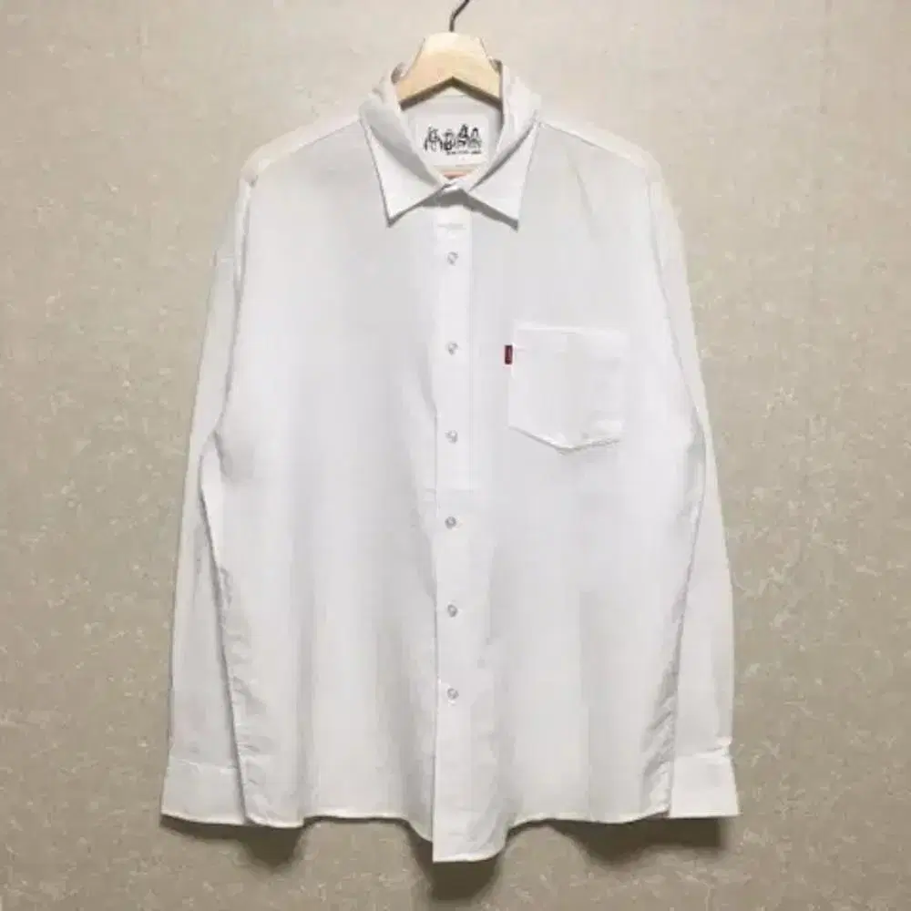 L No-brand white shirt. (c560)