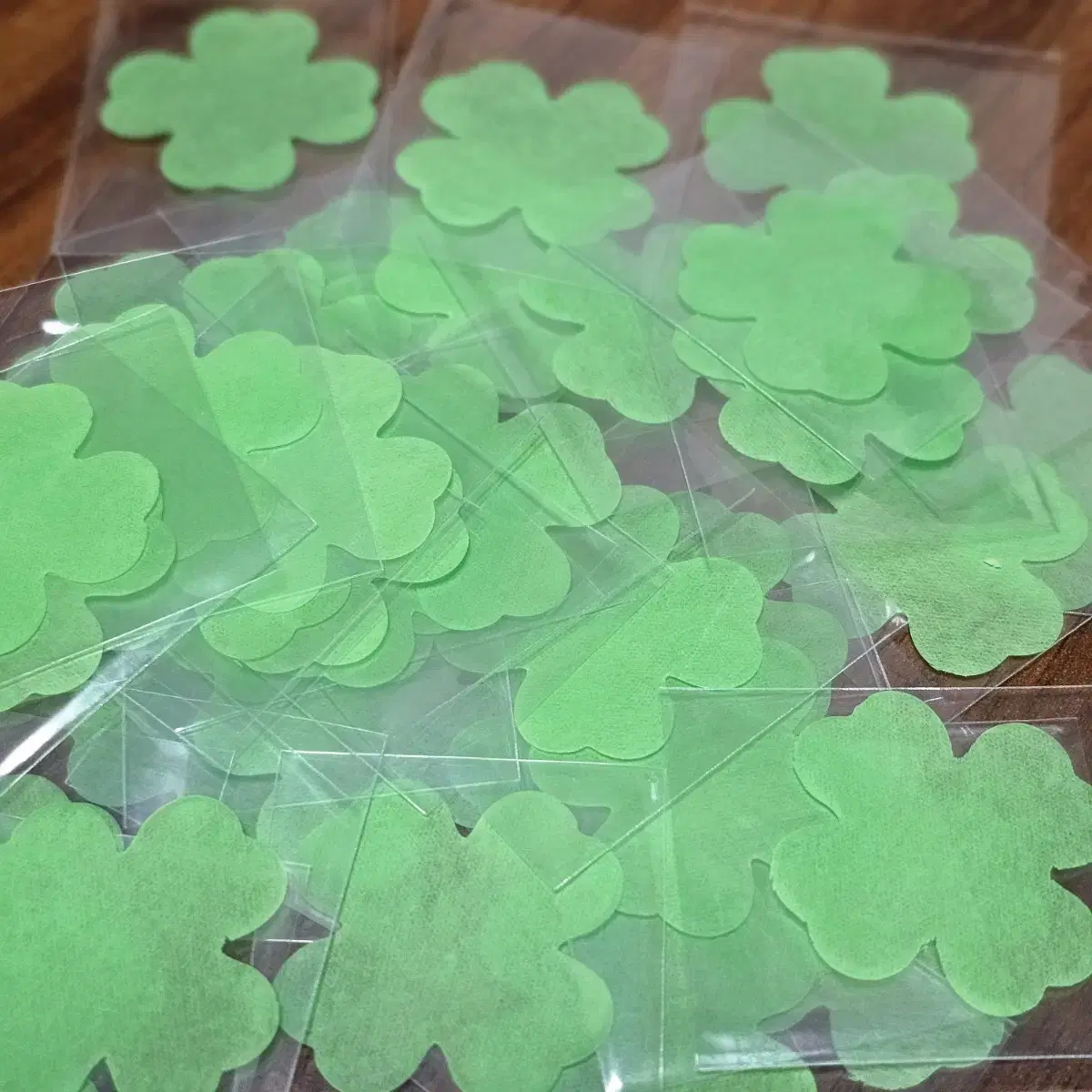 1 set of 2 doyoung concert four-leaf clover confetti