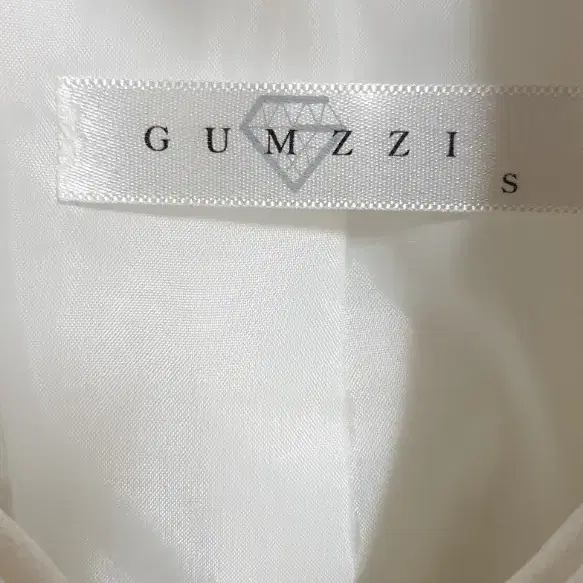 GUMZZI 흰색자켓