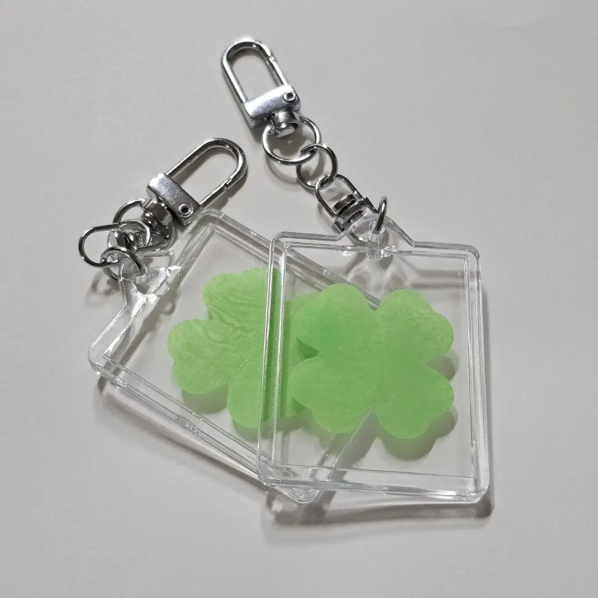 Doyoung Concert Four-leaf Clover Confetti Keyring