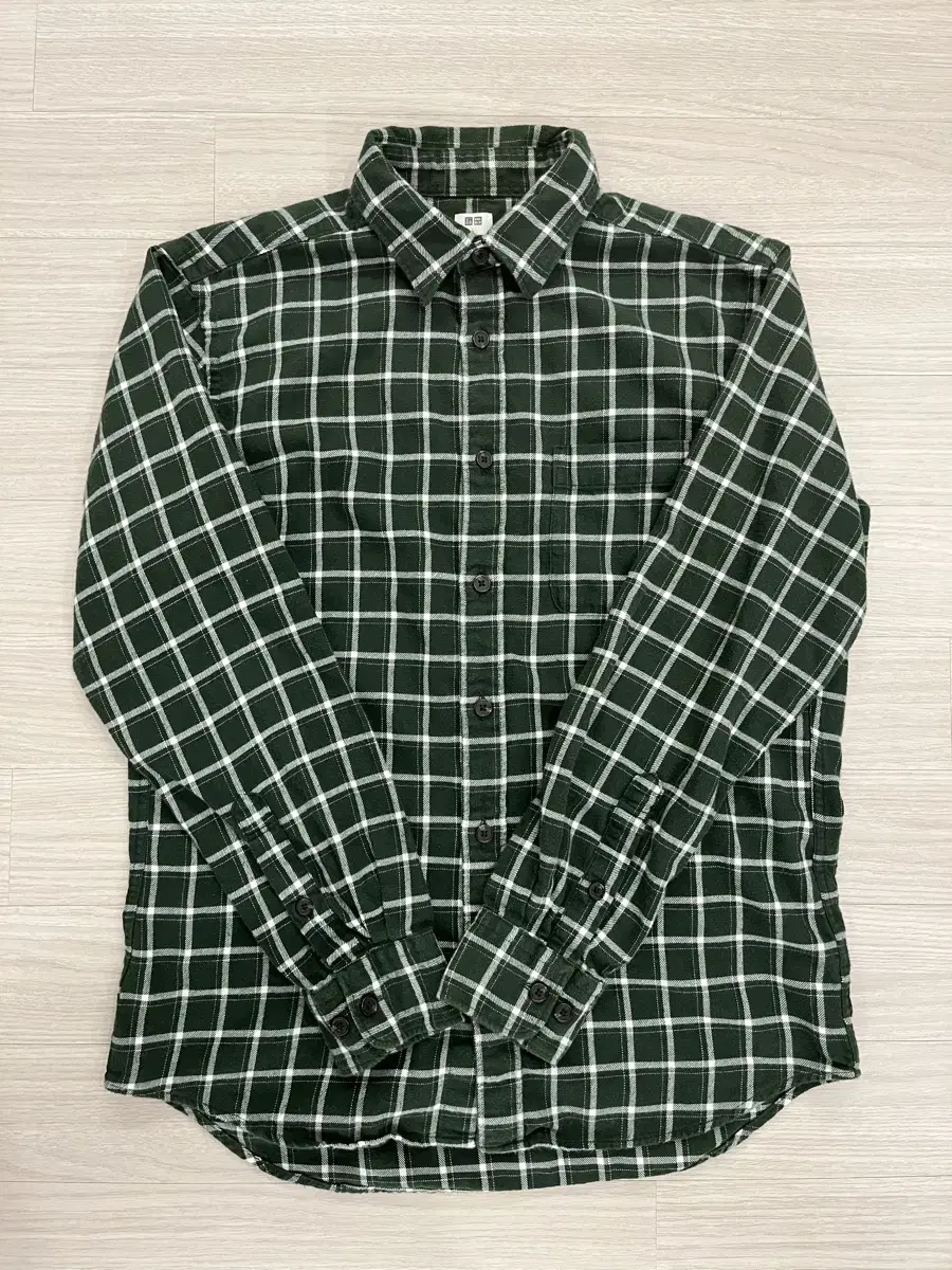 Uniqlo flannel shirt for sale (size: L)