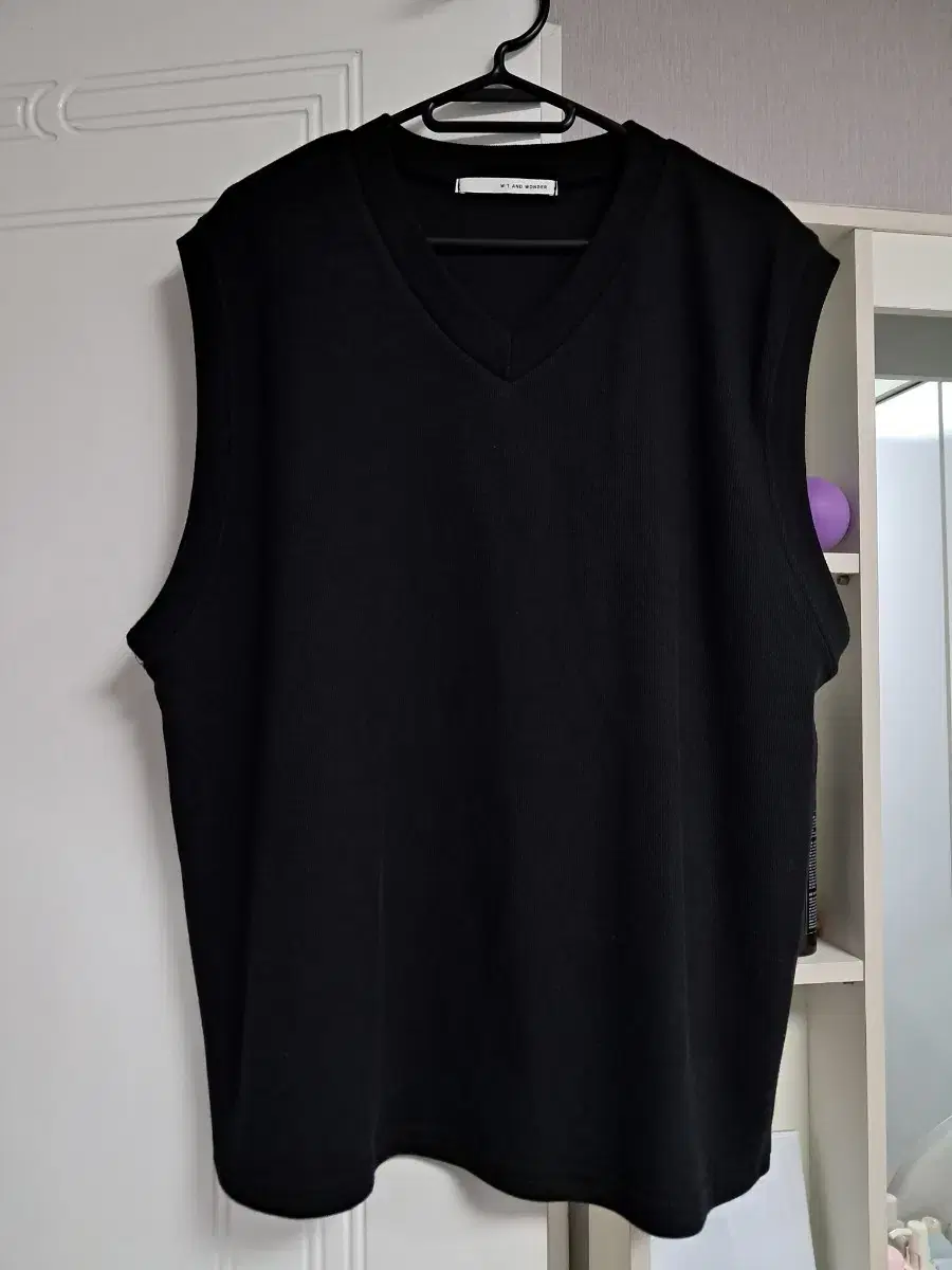 I'm selling a black knit vest for men@.