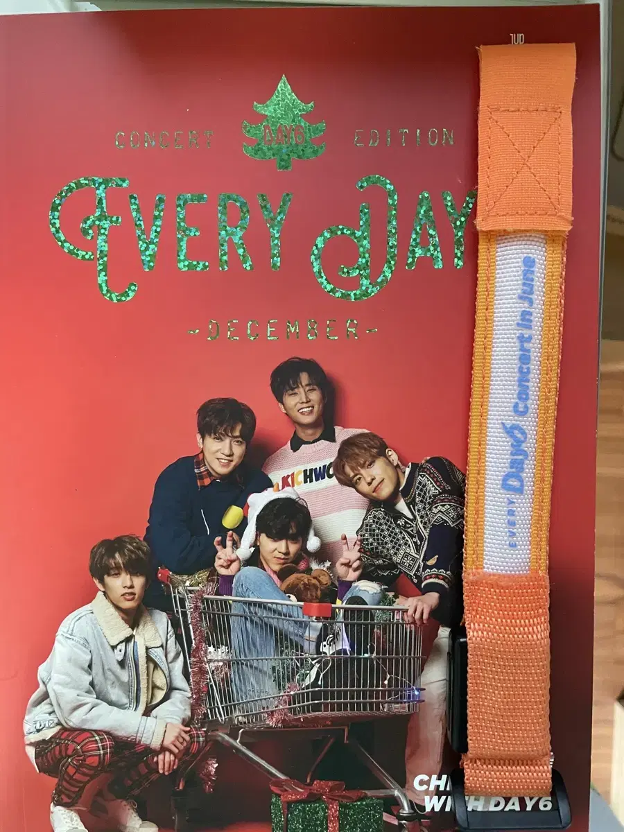 Distribution) Edesik day 6 magazine, glow bands