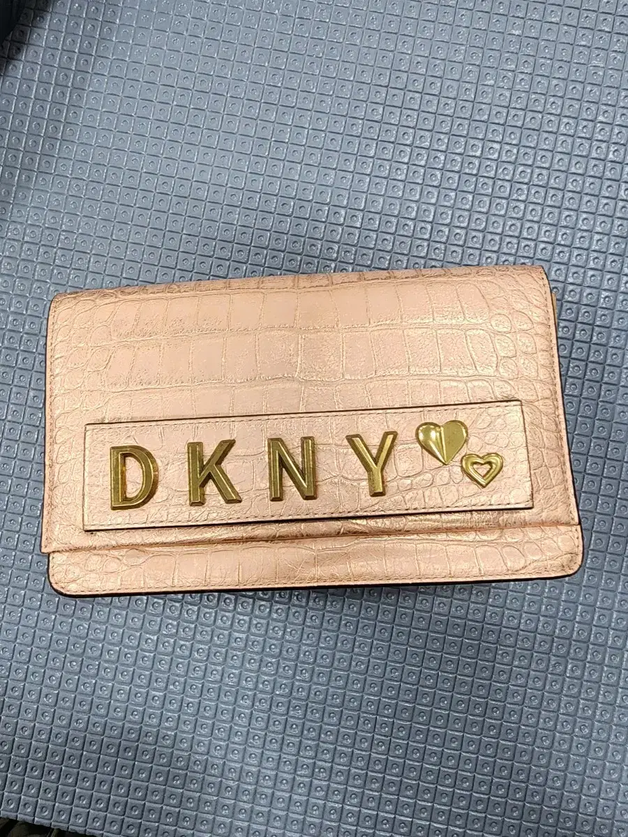 DKNY크로스새거수준