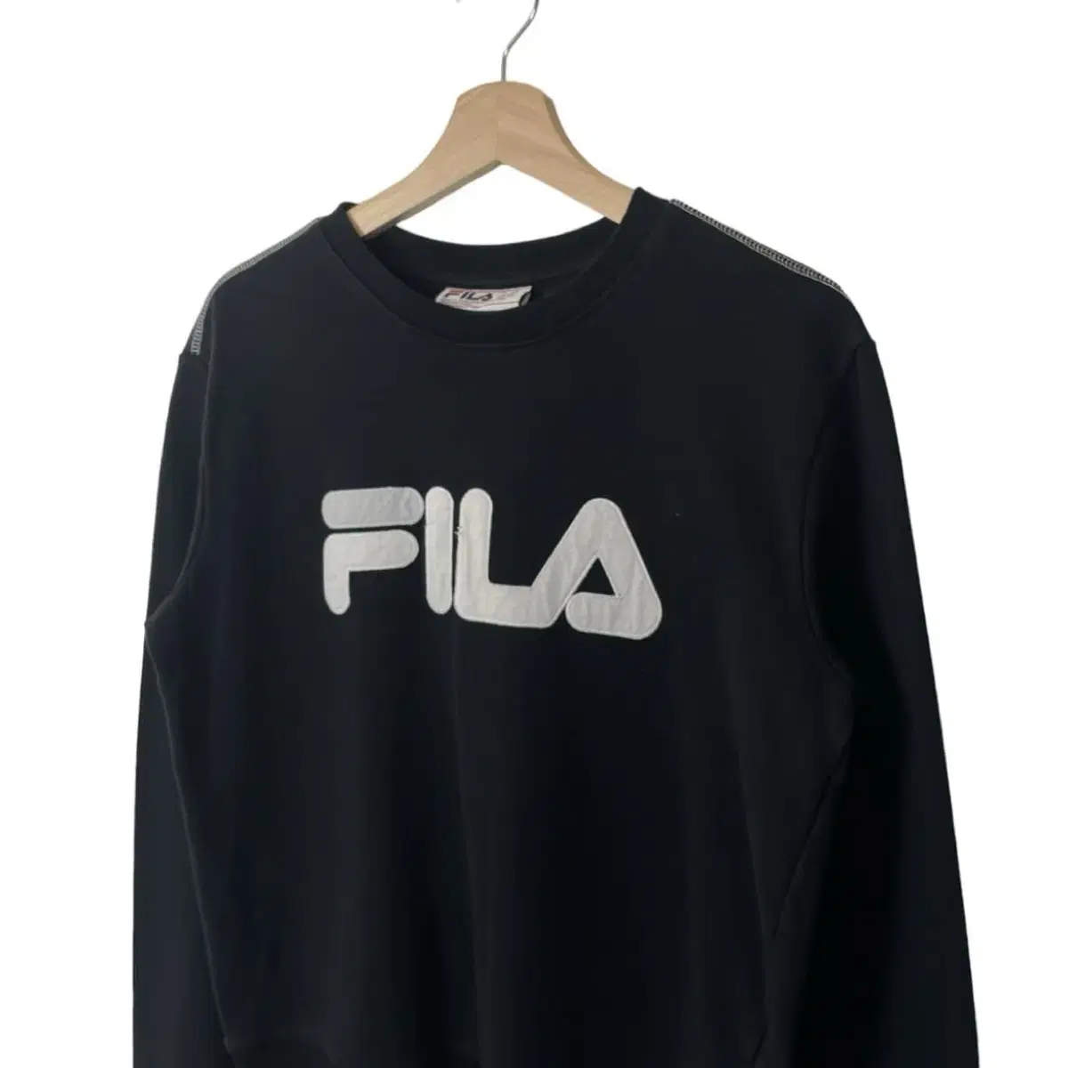 Fila 로고 패치 블랙 맨투맨