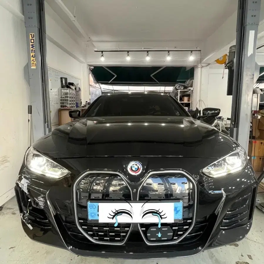 BMW 24년식 i4 앞범퍼 피 중고 정품