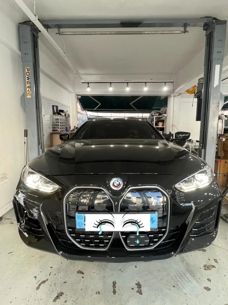 BMW 24년식 i4 앞범퍼 피 중고 정품