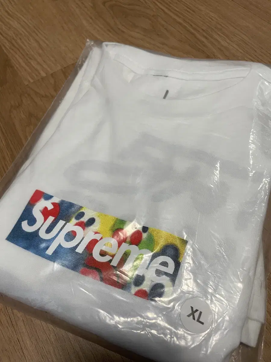 Sloane Supreme Box Logo T-Shirt XL sells out.