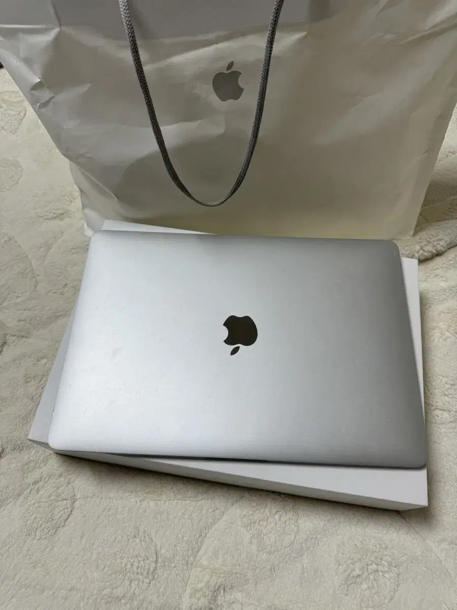 AppleMacBook Air 2019 Model 13" Inteli5 8GB 256 Silver