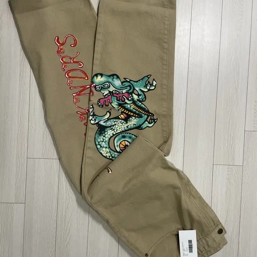 [완전새상품] 위캔더스 DRAGON DENIM PANTS (BEIGE)