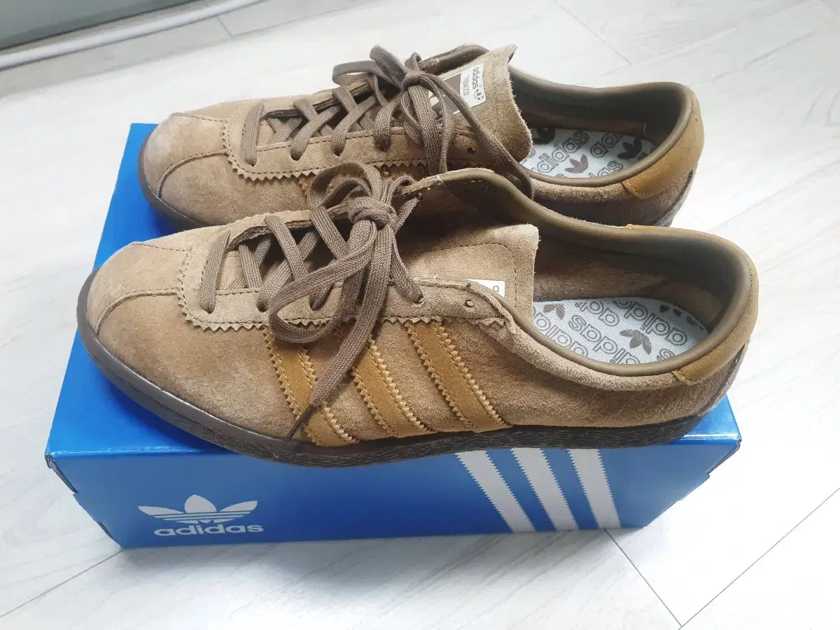 (245/nearly new)Adidas Tobacco PantoneMesa Brown PantoneMesa Brown