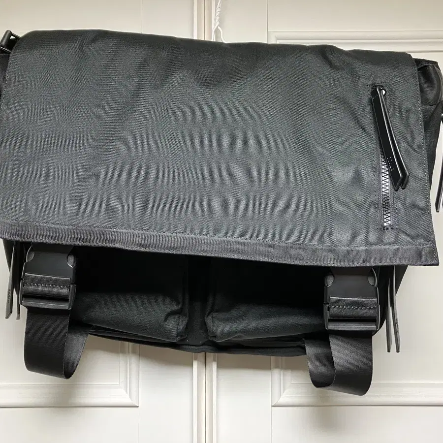 dual pocket messenger bag / black