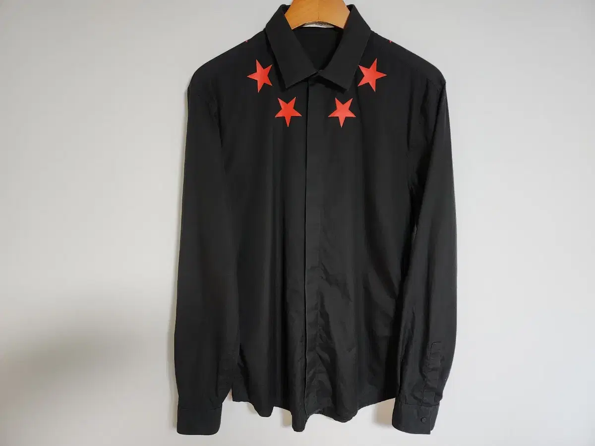 41 Givenchy Black Red Starpatch Hidden Shirt 15S 6002 300