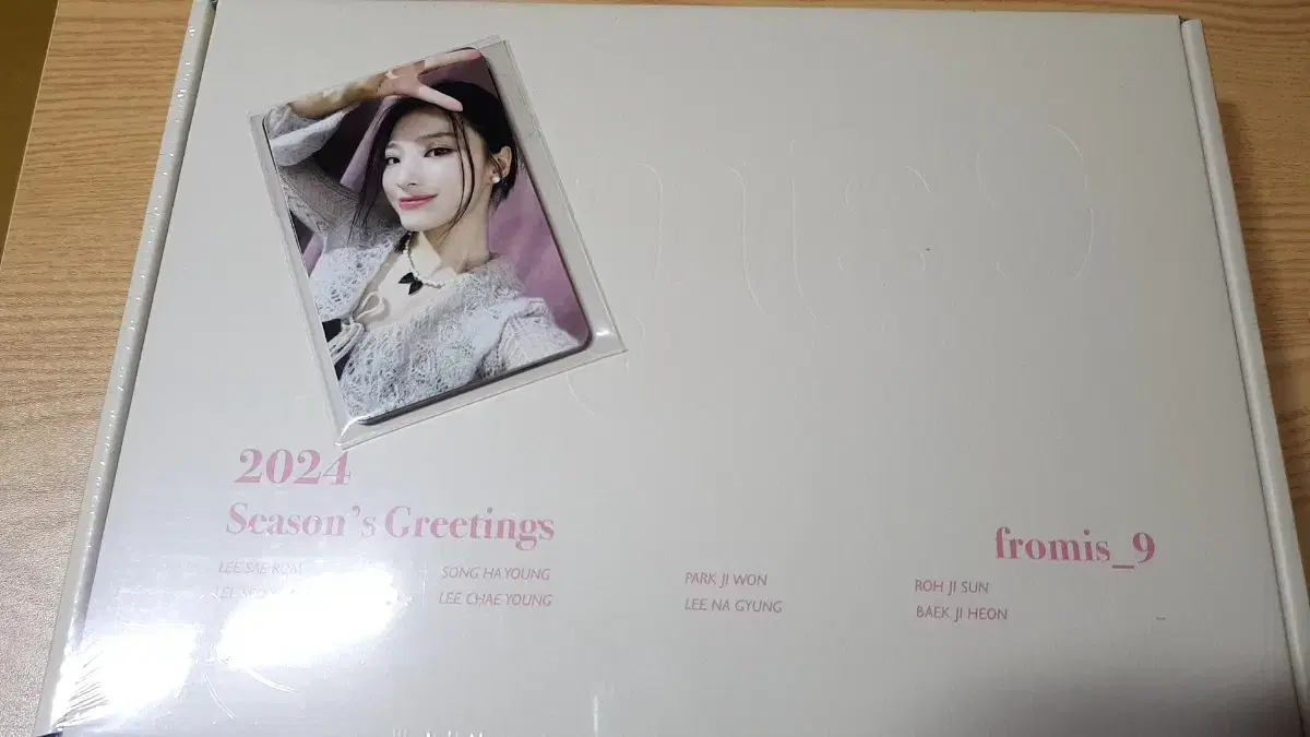 fromis 9 sealed season's greetings sell pre-order benefit photocard included