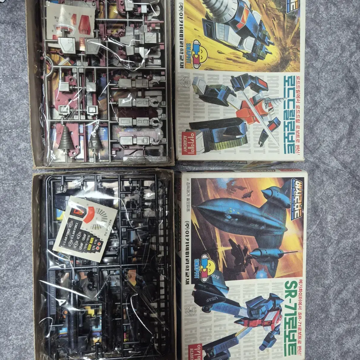 2 unsealed Academy Classical Pra Machine Robots