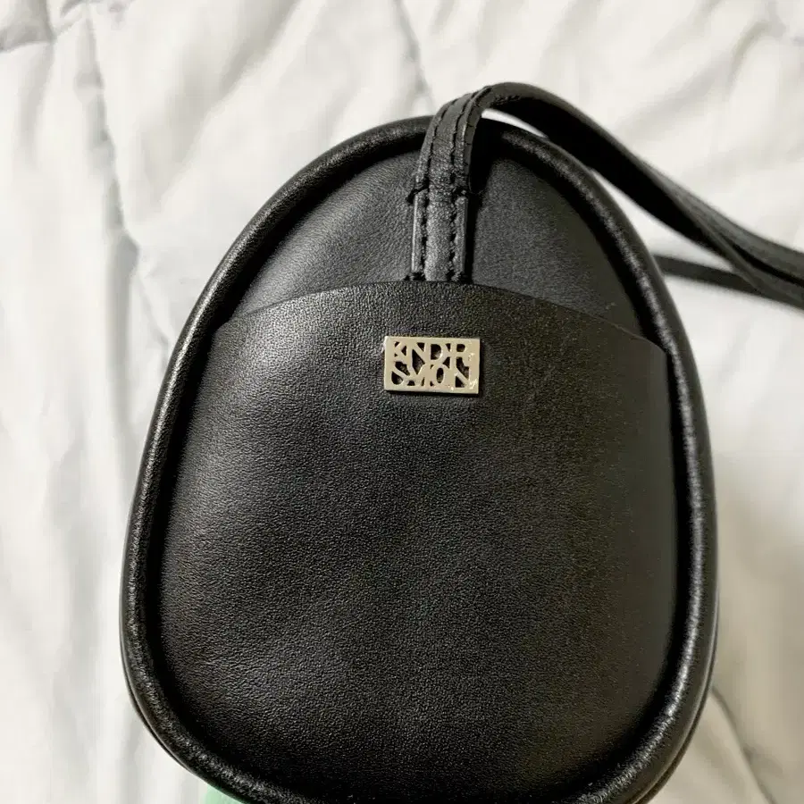 킨더살몬 90's strap bag black 가방