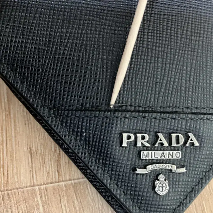 프라다 PRADA 반지갑 사피아노 로고 블랙