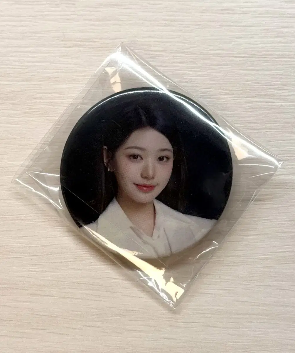 I ive wonyoung cinema pop up sell pinbadges.