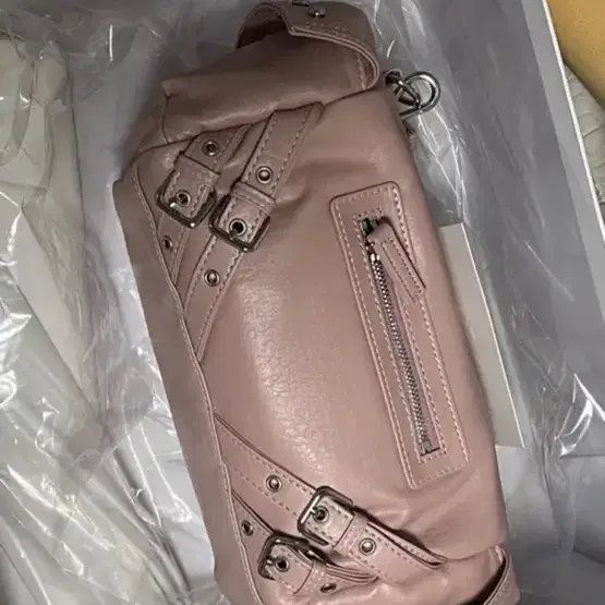 다이닛 스터드 포켓백 STUD POCKET BAG IN PINK