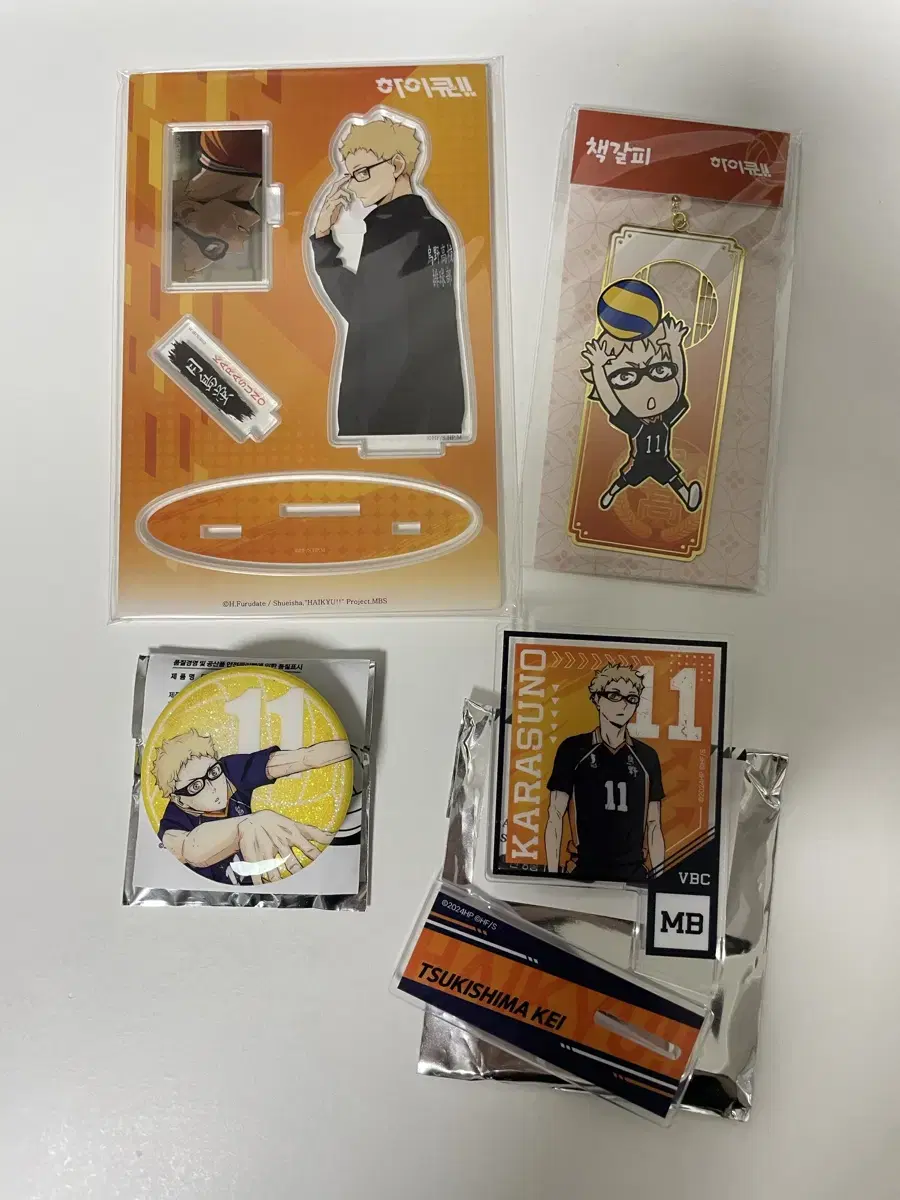 Haikyuu Tsukishima Kei acrylic Stands, can badges, bookmarks