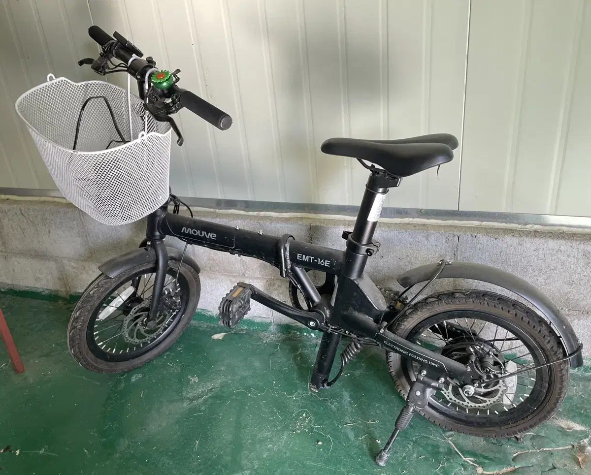 E-bike (front basket + charger + alarm + lock + key)