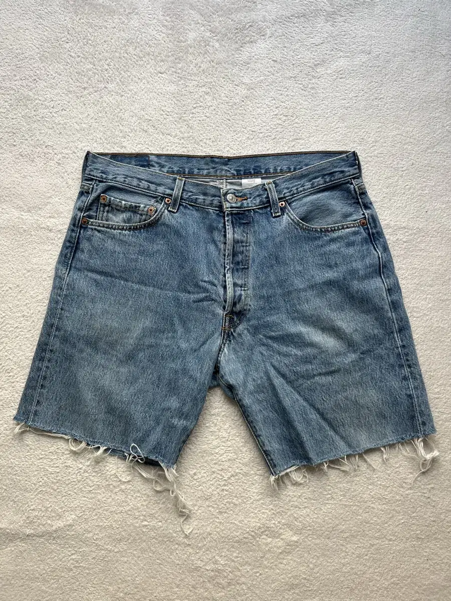 [36] Vintage Levi's jean vahn denim shorts cut.