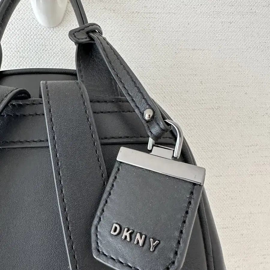 DKNY 소가죽백팩가방