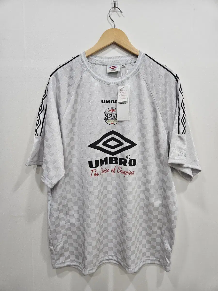 XXL Umbro short sleeve football jersey for sale