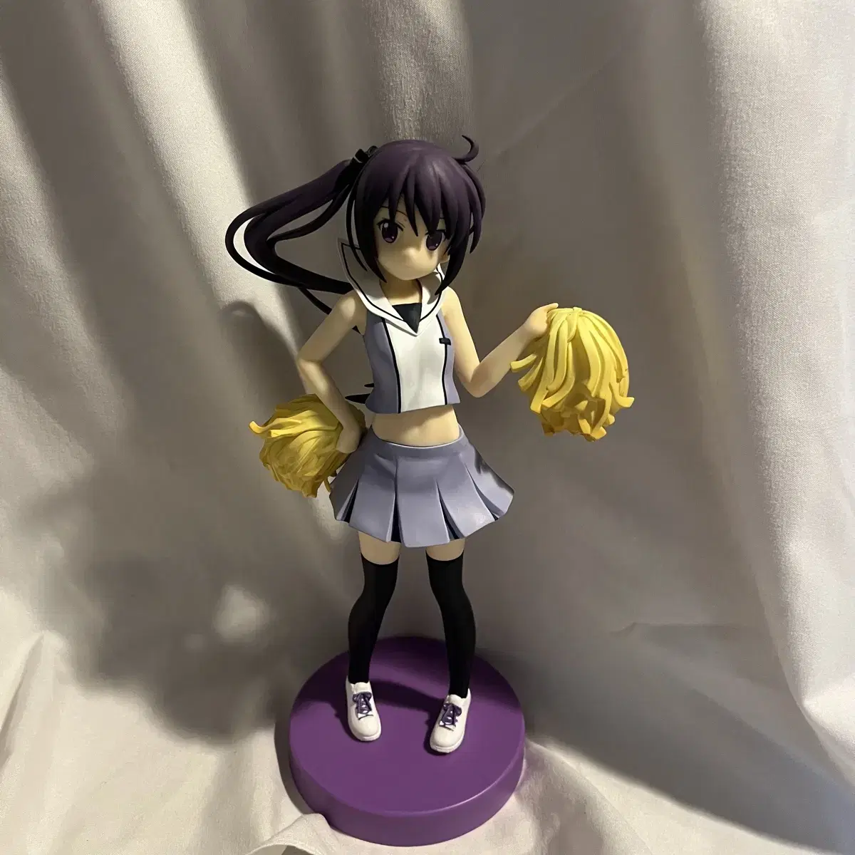 Is the order a bunny Liese Cheerleader Figure