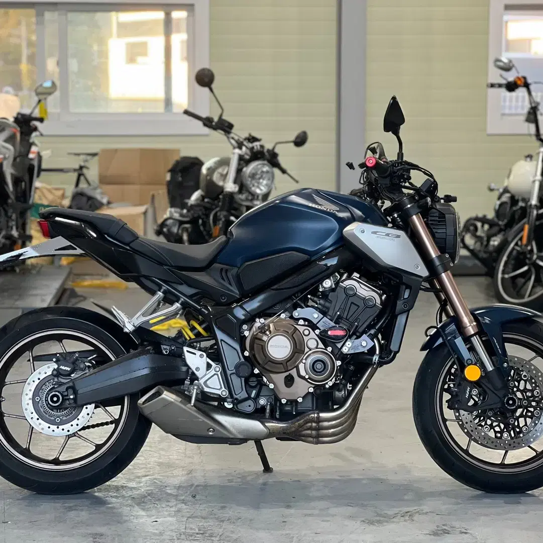 혼다CB650R 2021년식 9천키로 앞뒤 블박 신차급 차량 판매합니다