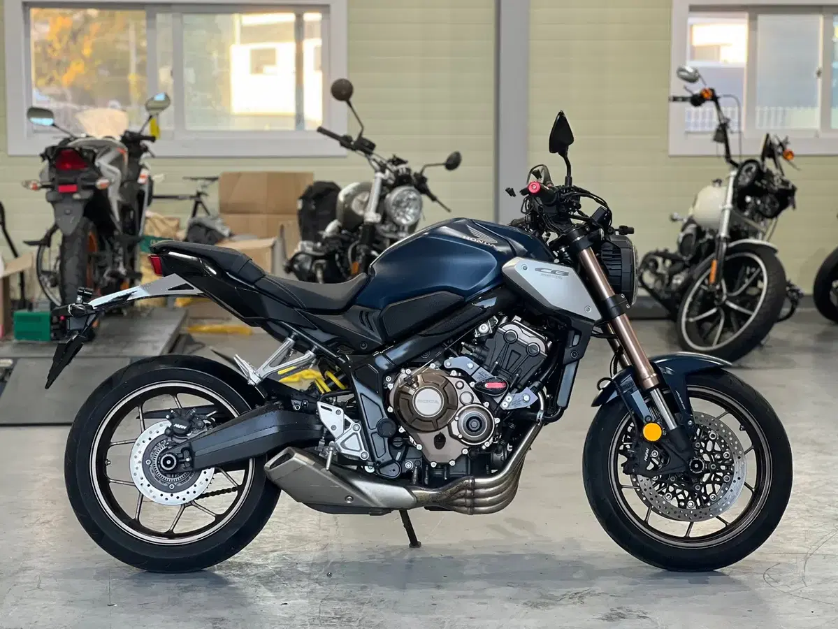 혼다CB650R 2021년식 9천키로 앞뒤 블박 신차급 차량 판매합니다