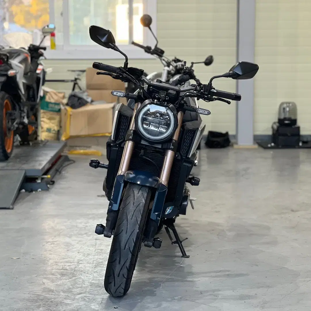 혼다CB650R 2021년식 9천키로 앞뒤 블박 신차급 차량 판매합니다