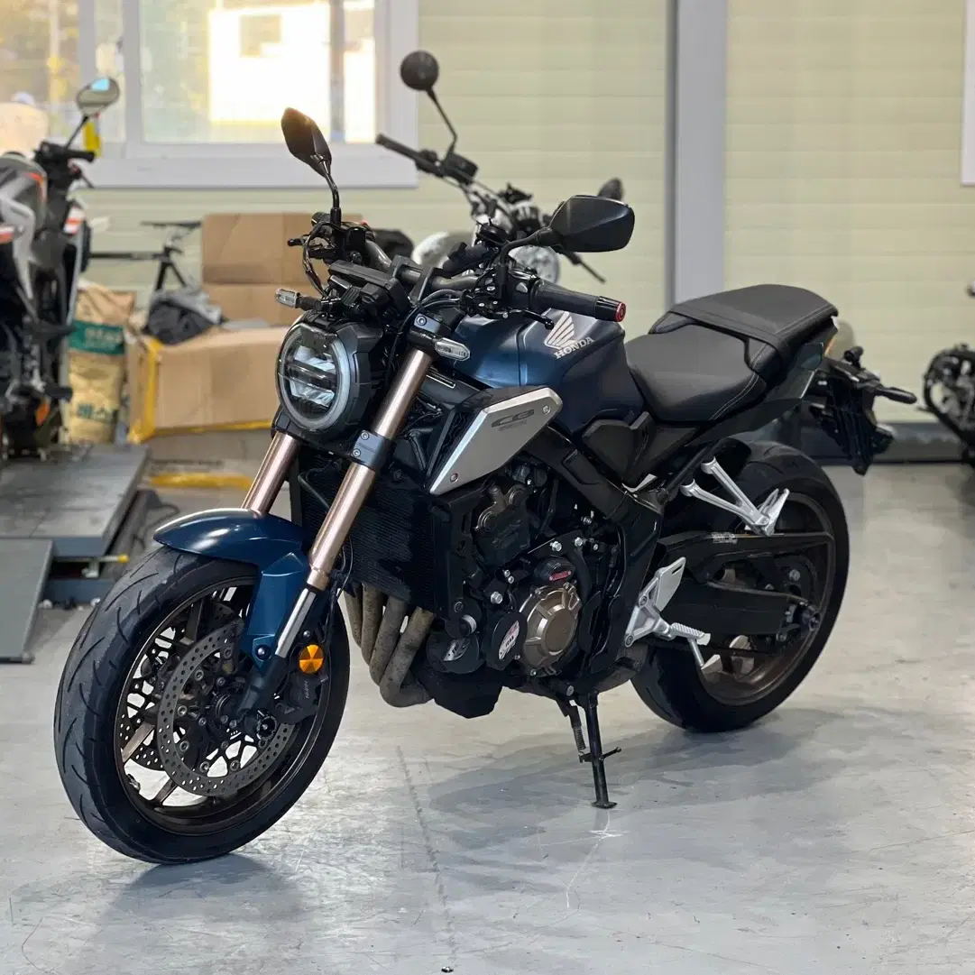 혼다CB650R 2021년식 9천키로 앞뒤 블박 신차급 차량 판매합니다