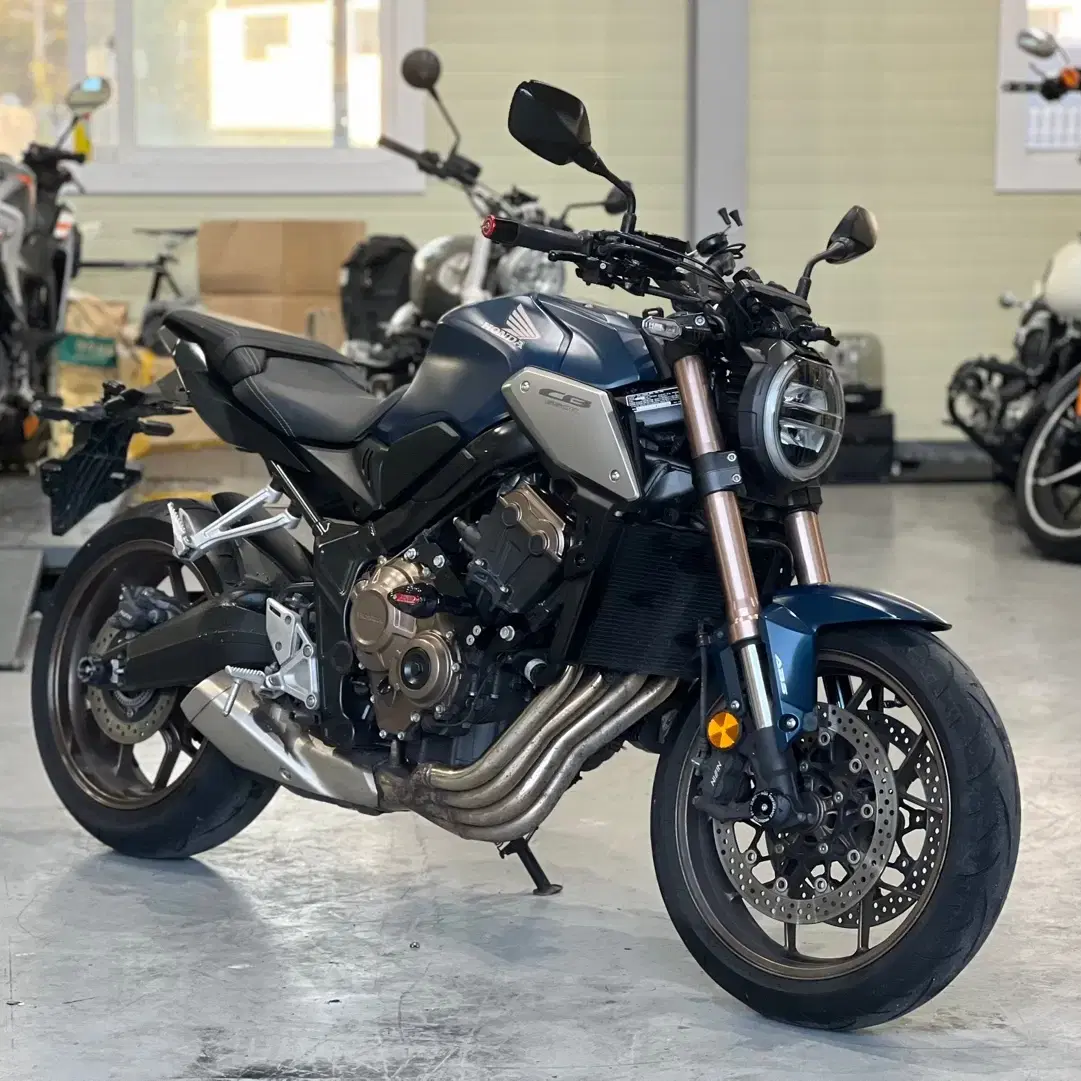 혼다CB650R 2021년식 9천키로 앞뒤 블박 신차급 차량 판매합니다