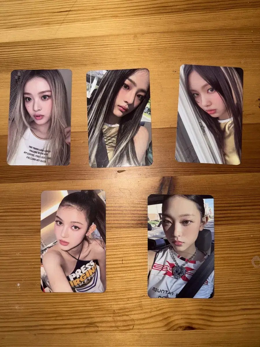 New Jeans Supershine broadcast photocard sells