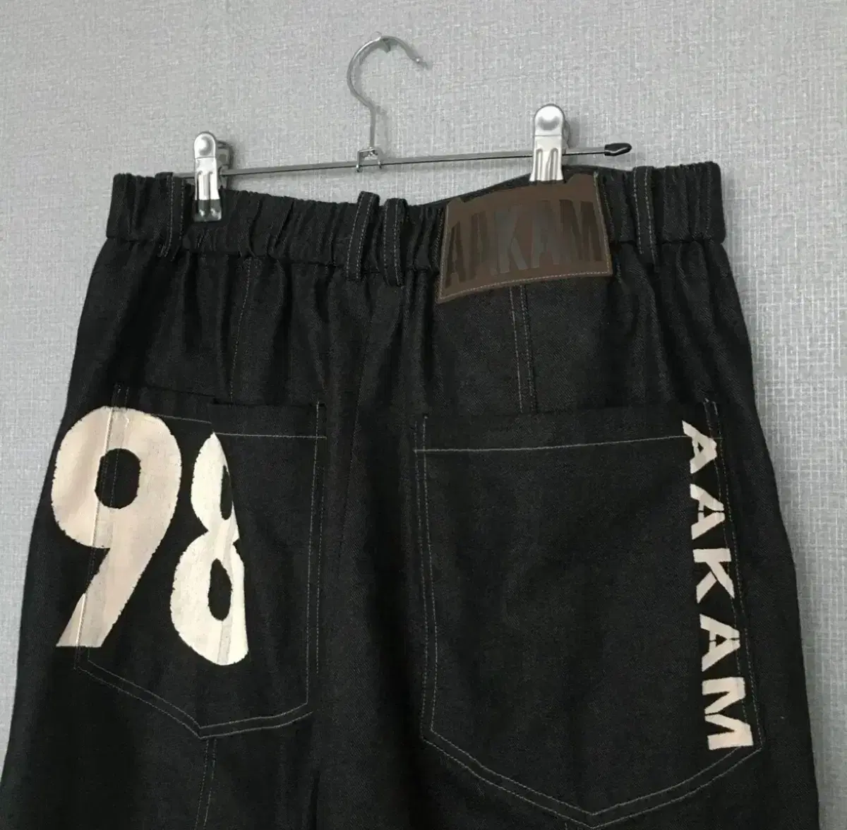 [2]Arkham 98 Printed Knee Pin-Tuck Denim Pants Black