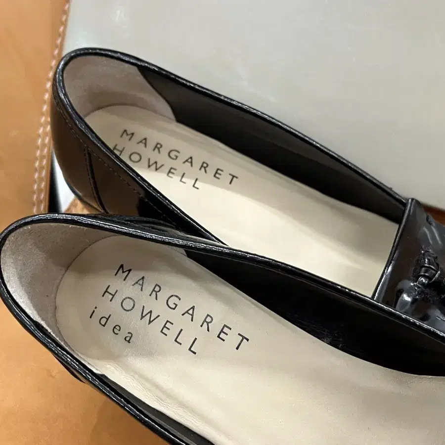 MARGARET HOWELL 테슬 구두