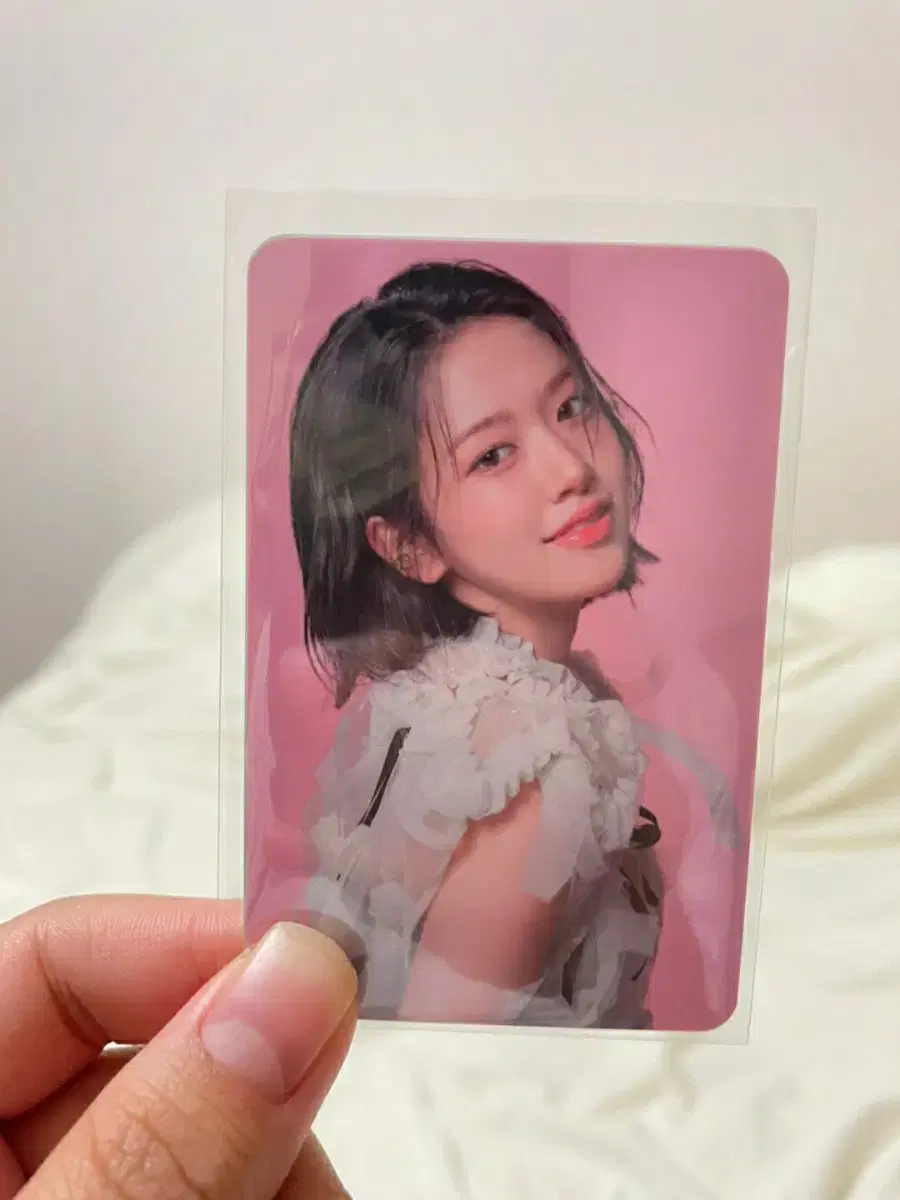 Hana Bank ahn yujin sells photo cards.