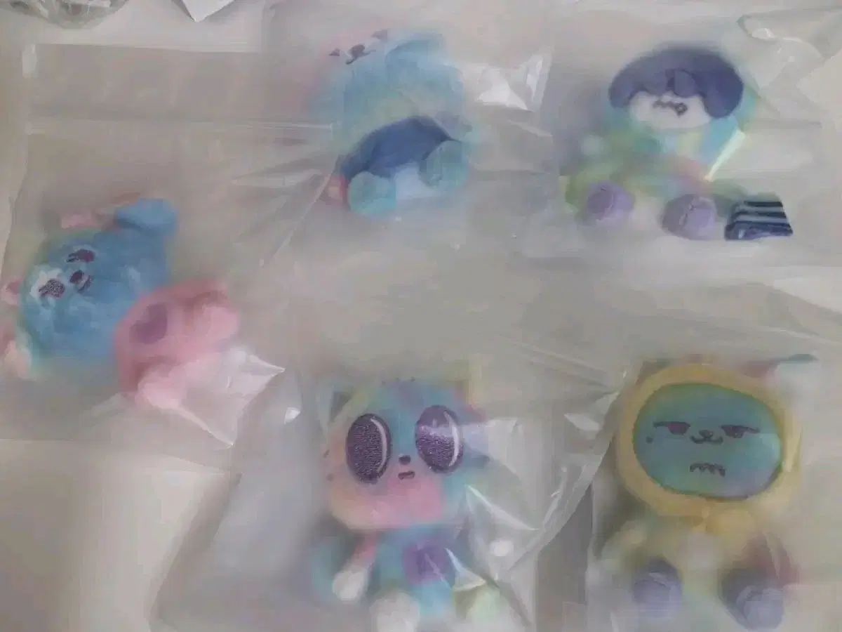 Hornbatu txt rainbow doll keyring wts!