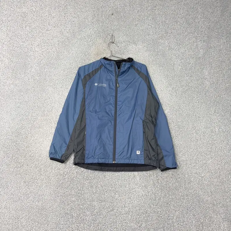 Colombia Mountaineering Navy Windbreaker M