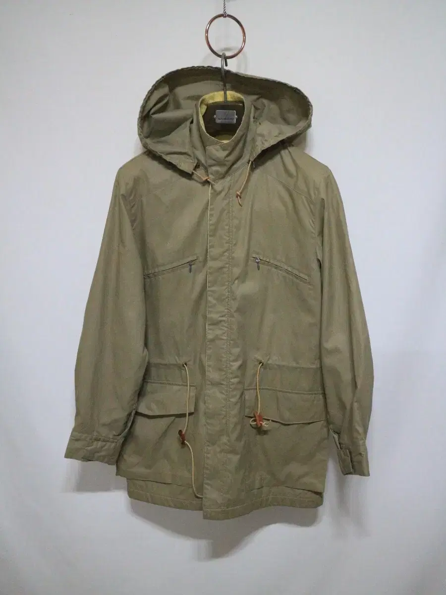 Selling a luxury Paul Stuart men's hooded jacket (genuine).