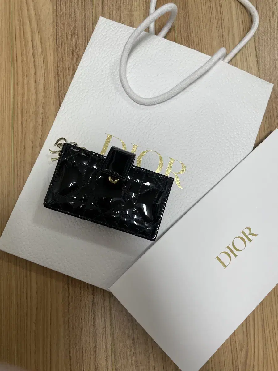 디올(dior)블랙 페이턴트 까나쥬 아코디언 지갑 카드지갑