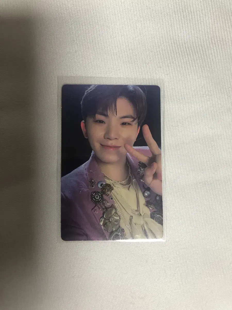 Seventeen woozi Transferring a photocard