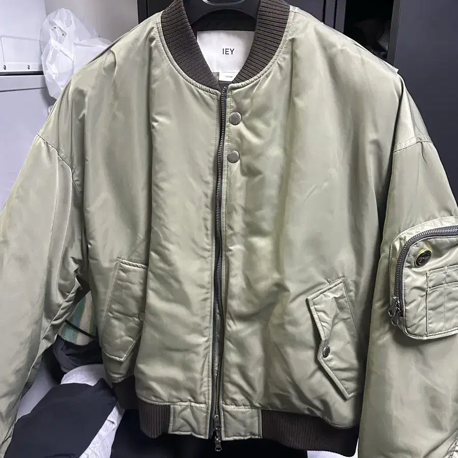 이에이 파우치 봄버 카키 iey pouch bomber khaki L