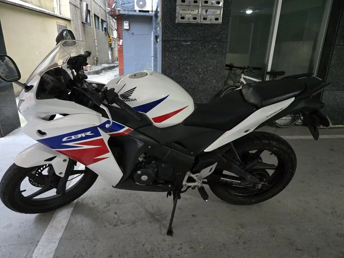 혼다 cbr125r 13년식 12,@@@km 팝니다