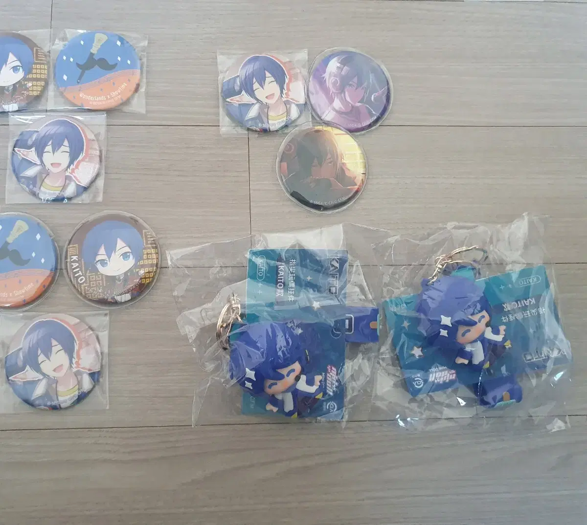 Sells Vocaloid Kaito minidoll keyring and Kaito and Meiko branches